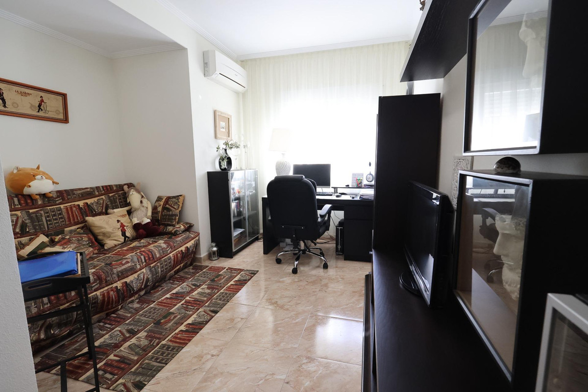 For sale - 5 Bedroom 3 Bathroom House - Detached Villa in Torrevieja - Torrevieja Centro  - Alicante