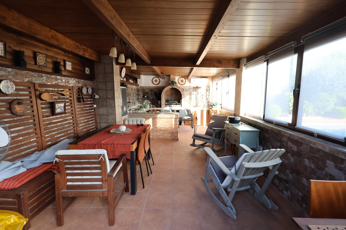 For sale - 5 Bedroom 3 Bathroom House - Detached Villa in Torrevieja - Torrevieja Centro  - Alicante