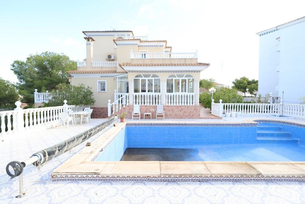 For sale - 5 Bedroom 4 Bathroom House - Detached Villa in Orihuela - Orihuela Costa  - Alicante