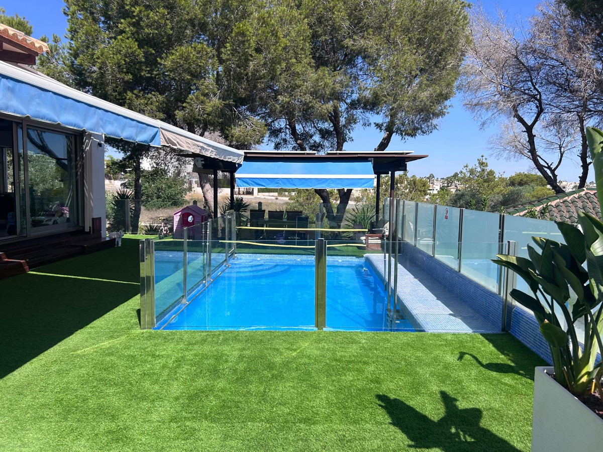For sale - 3 Bedroom 3 Bathroom House - Detached Villa in Orihuela - Orihuela Costa  - Alicante