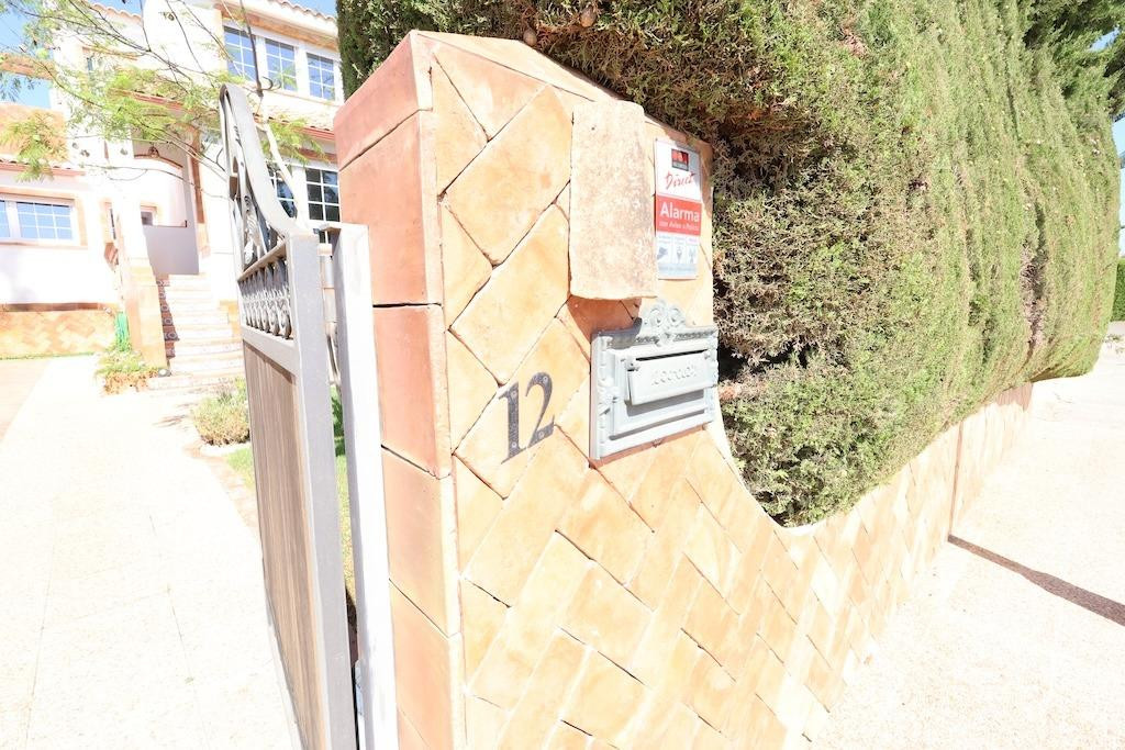 For sale - 4 Bedroom 3 Bathroom House - Detached Villa in Orihuela - Villamartin  - Alicante