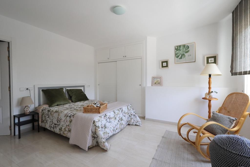 For sale - 3 Bedroom 2 Bathroom Apartment - Middle Floor Apartment in Torrevieja - Torrevieja Centro  - Alicante