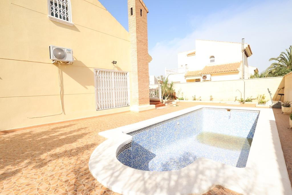 For sale - 4 Bedroom 3 Bathroom Detached Villa in Playa Flamenca - Playa Flamenca  - Alicante