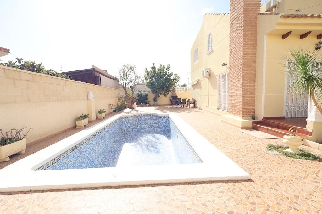 For sale - 4 Bedroom 3 Bathroom House - Detached Villa in Orihuela - Playa Flamenca  - Alicante