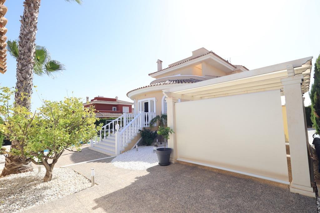 For sale - 5 Bedroom 4 Bathroom House - Detached Villa in Rojales - Ciudad Quesada  - Alicante