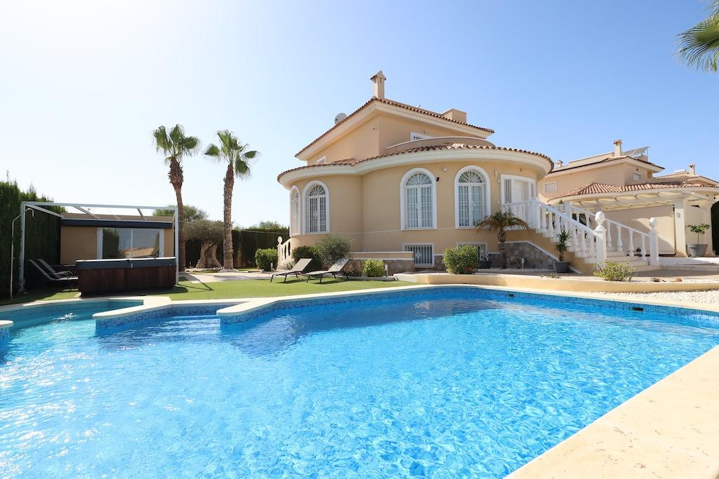 For sale - 5 Bedroom 4 Bathroom House - Detached Villa in Rojales - Ciudad Quesada  - Alicante