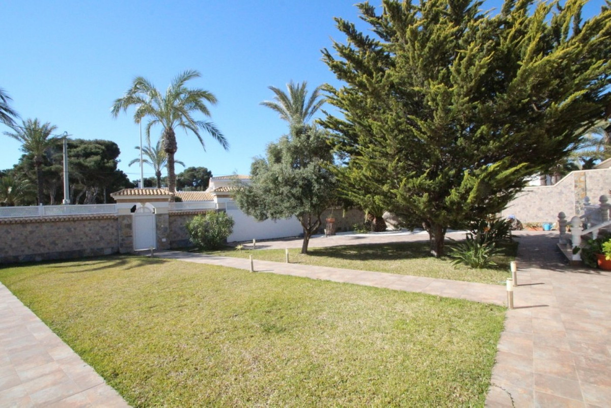 For sale - 5 Bedroom 5 Bathroom House - Detached Villa in Orihuela - Cabo Roig  - Alicante
