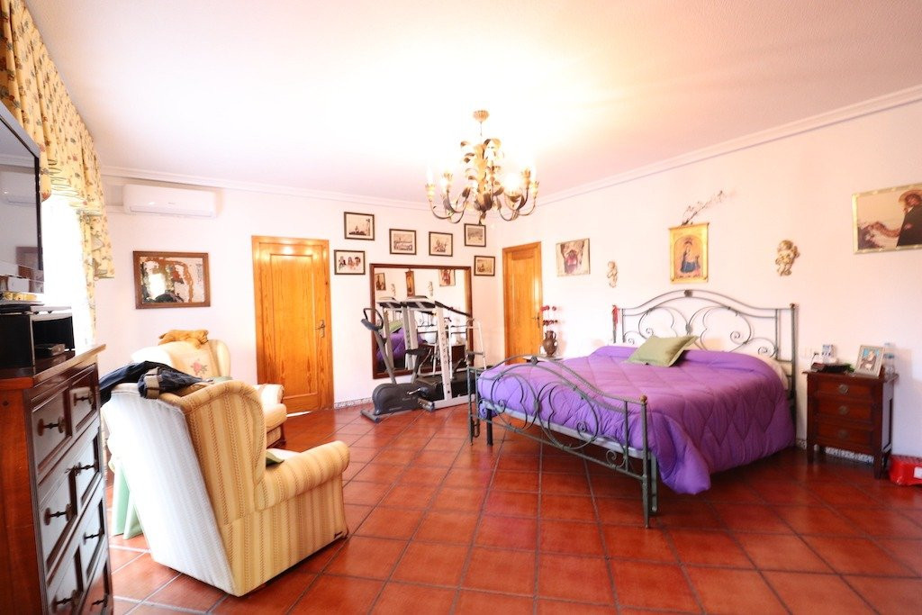 For sale - 5 Bedroom 3 Bathroom House - Detached Villa in Torrevieja - El Chaparral  - Alicante
