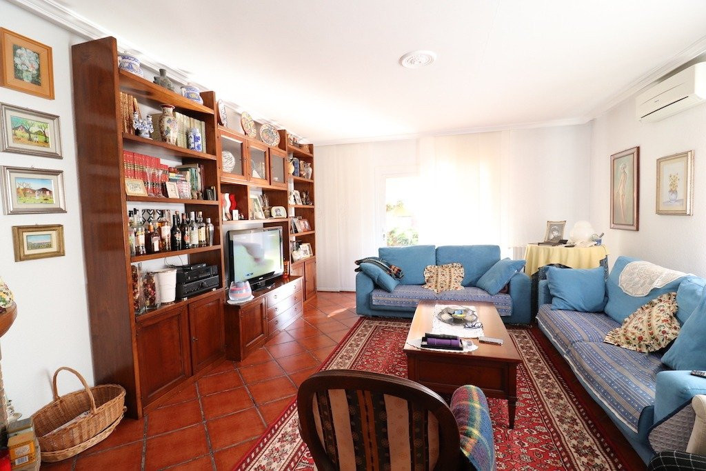 For sale - 5 Bedroom 3 Bathroom House - Detached Villa in Torrevieja - El Chaparral  - Alicante