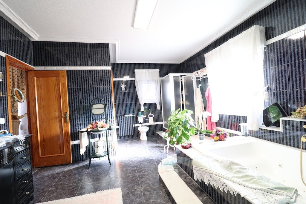 For sale - 5 Bedroom 3 Bathroom House - Detached Villa in Torrevieja - El Chaparral  - Alicante