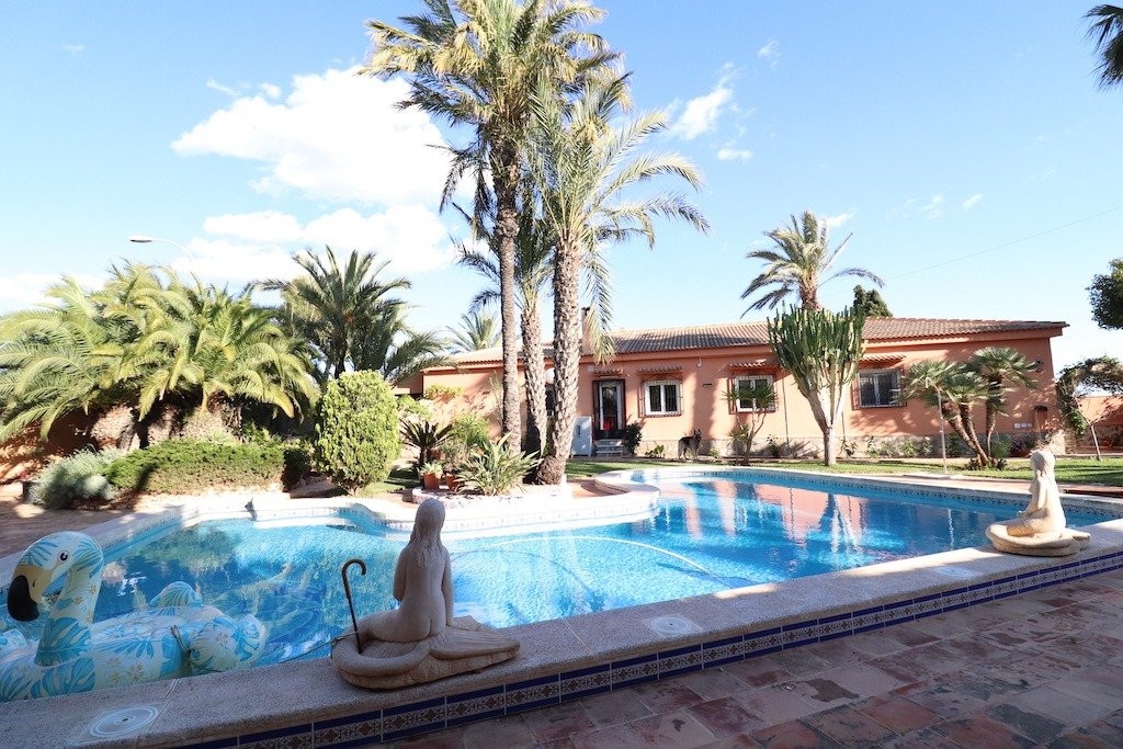 5 Bedroom 3 Bathroom House - Detached Villa in Torrevieja