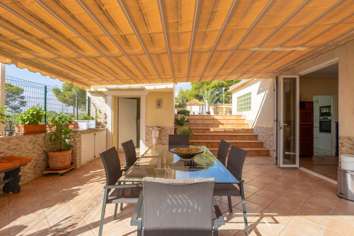 For sale - 4 Bedroom 4 Bathroom House - Detached Villa in Orihuela - Villamartin  - Alicante