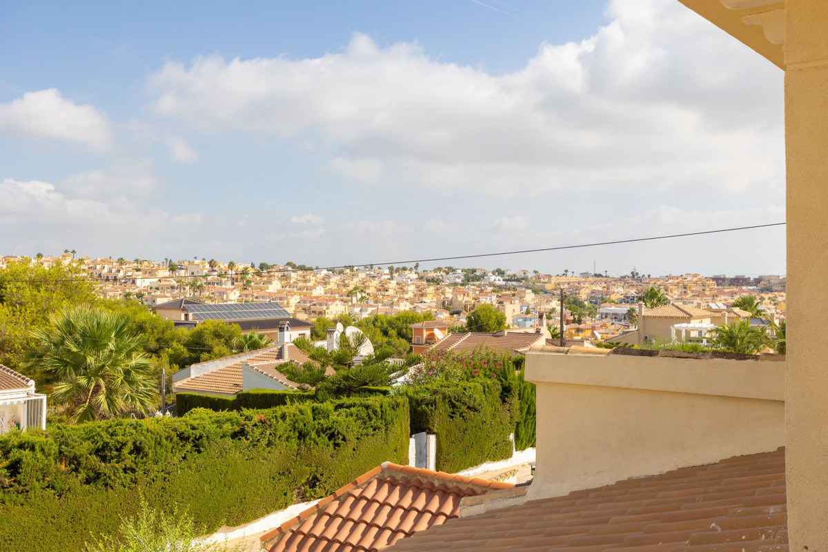 For sale - 4 Bedroom 4 Bathroom House - Detached Villa in Orihuela - Villamartin  - Alicante