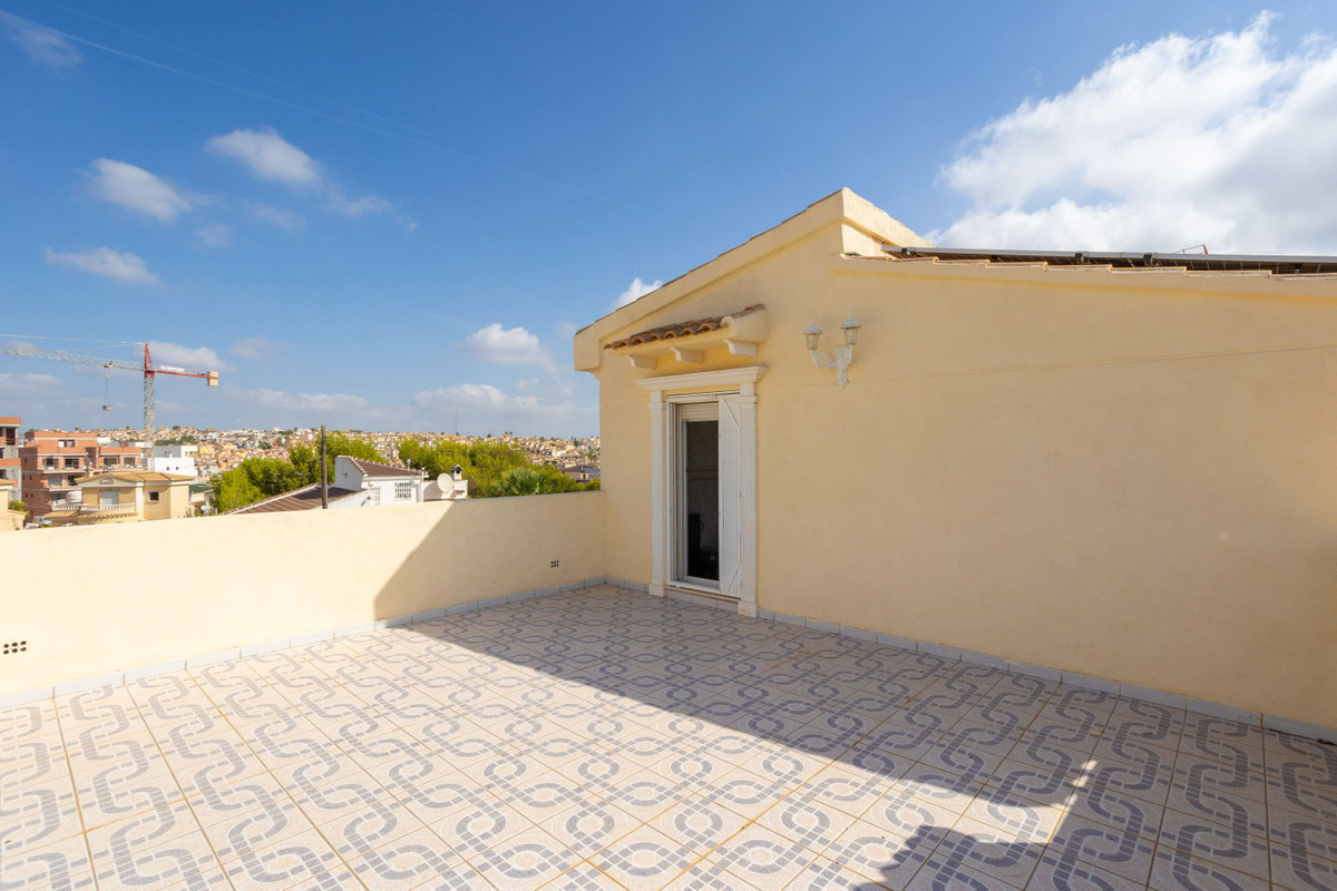 For sale - 4 Bedroom 4 Bathroom House - Detached Villa in Orihuela - Villamartin  - Alicante
