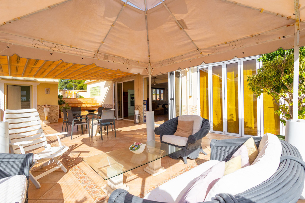 For sale - 4 Bedroom 4 Bathroom House - Detached Villa in Orihuela - Villamartin  - Alicante