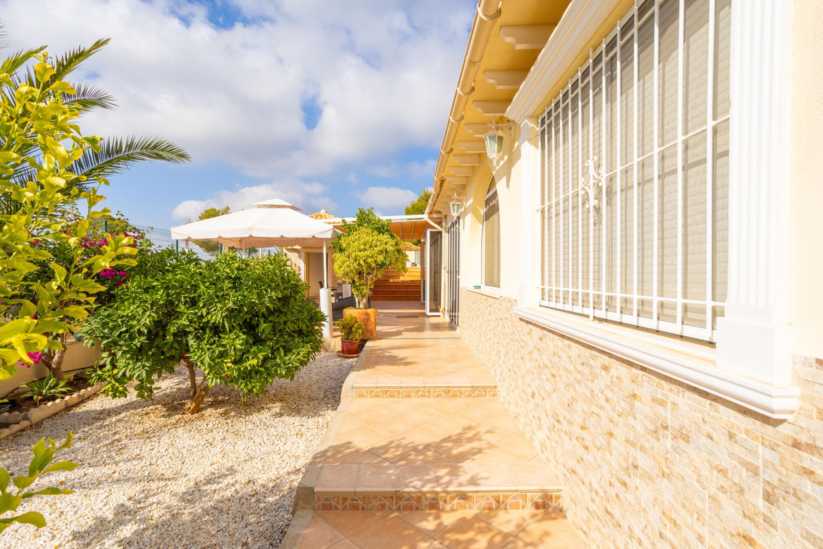For sale - 4 Bedroom 4 Bathroom House - Detached Villa in Orihuela - Villamartin  - Alicante