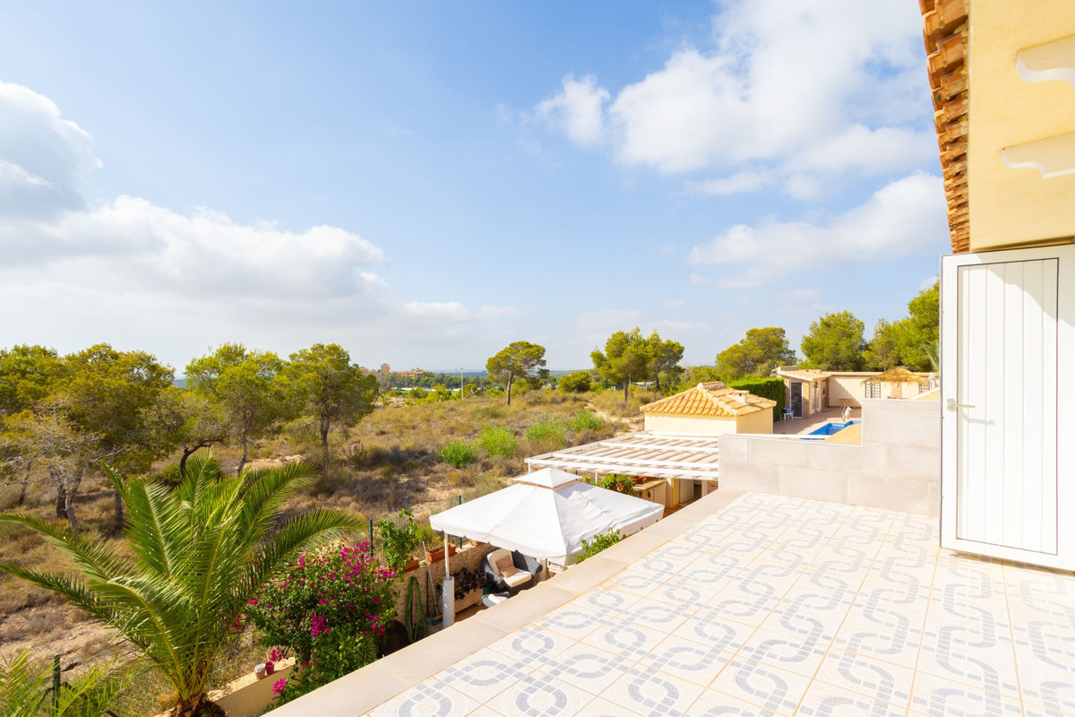 For sale - 4 Bedroom 4 Bathroom House - Detached Villa in Orihuela - Villamartin  - Alicante