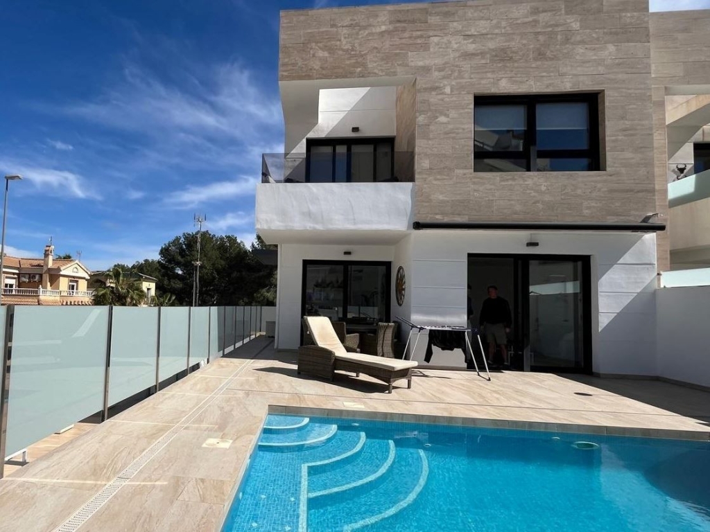 3 Bedroom 2 Bathroom House - Detached Villa in Orihuela
