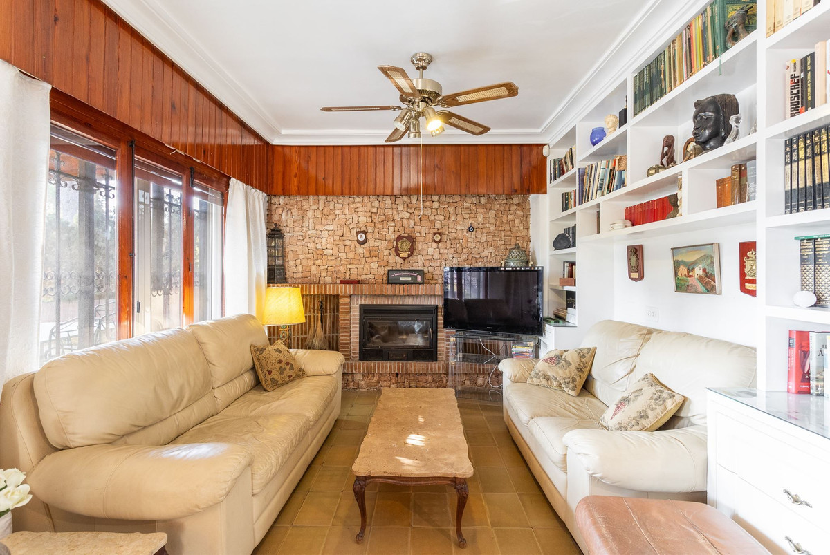 For sale - 6 Bedroom 4 Bathroom House - Detached Villa in Orihuela - Campoamor  - Alicante