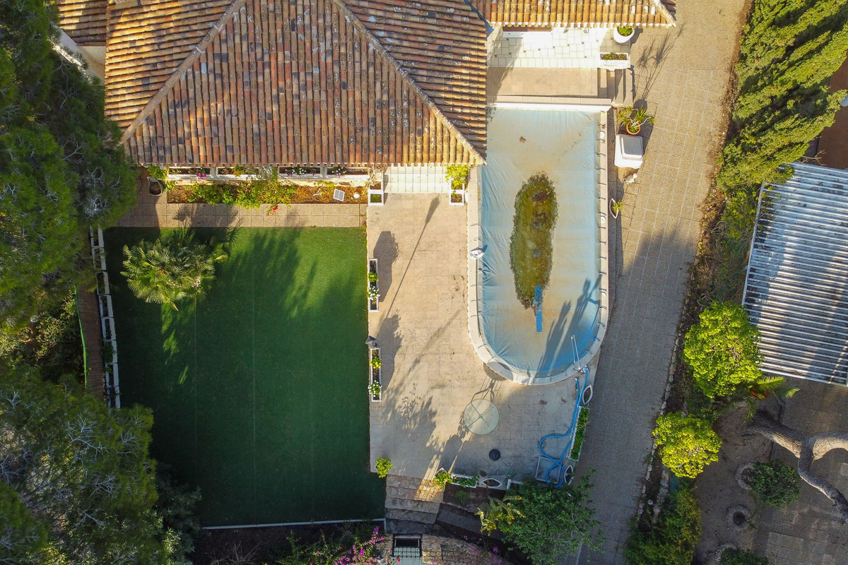 For sale - 6 Bedroom 4 Bathroom House - Detached Villa in Orihuela - Campoamor  - Alicante