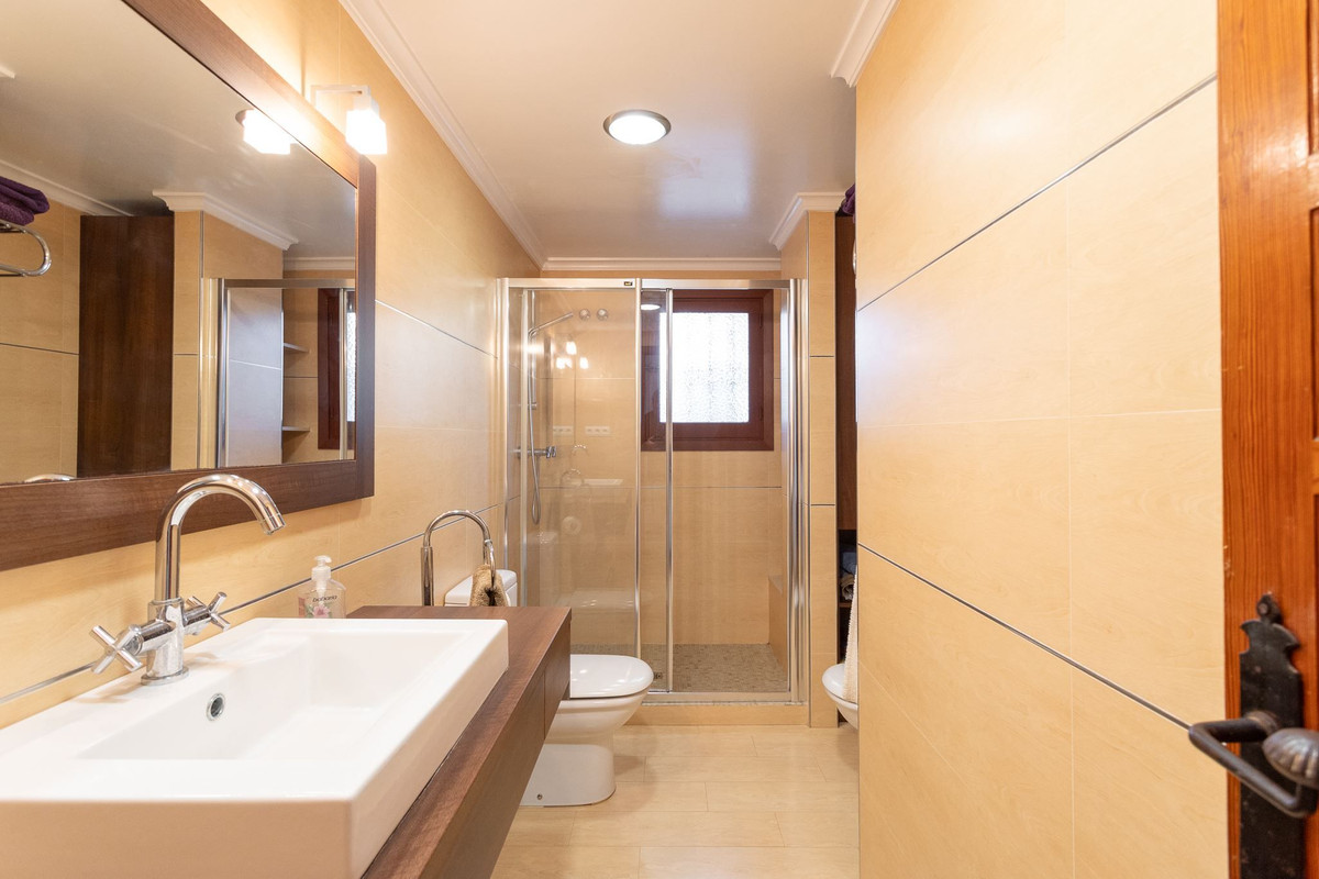 For sale - 6 Bedroom 4 Bathroom House - Detached Villa in Orihuela - Campoamor  - Alicante