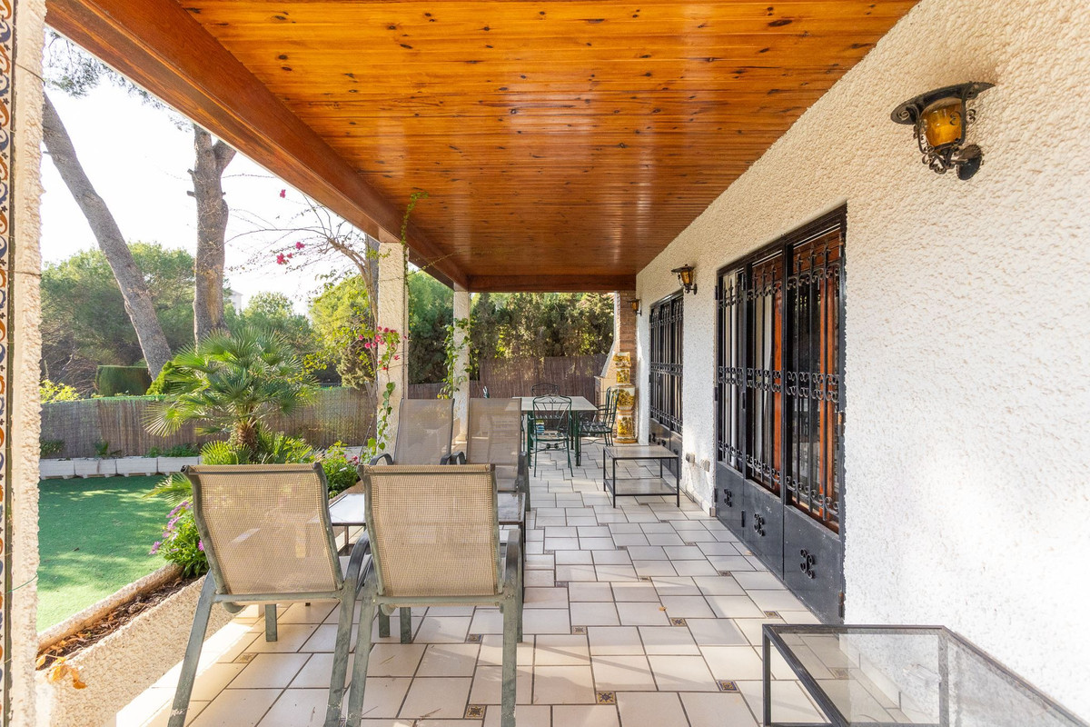For sale - 6 Bedroom 4 Bathroom House - Detached Villa in Orihuela - Campoamor  - Alicante