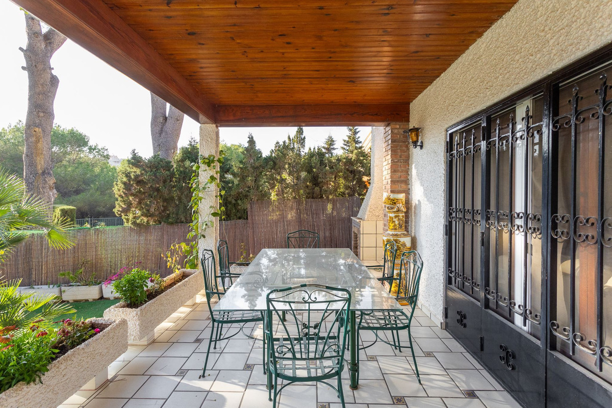 For sale - 6 Bedroom 4 Bathroom House - Detached Villa in Orihuela - Campoamor  - Alicante