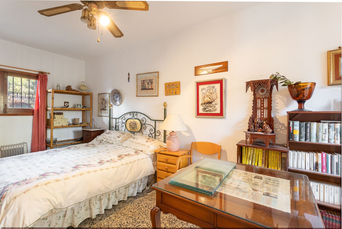 For sale - 6 Bedroom 4 Bathroom House - Detached Villa in Orihuela - Campoamor  - Alicante