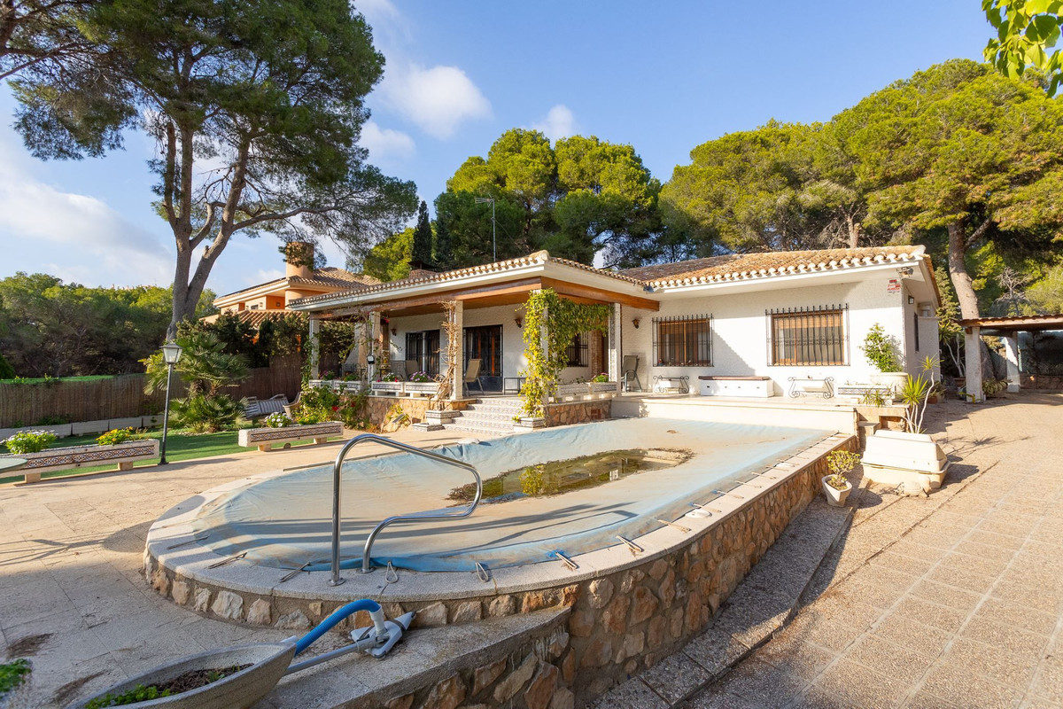 For sale - 6 Bedroom 4 Bathroom House - Detached Villa in Orihuela - Campoamor  - Alicante