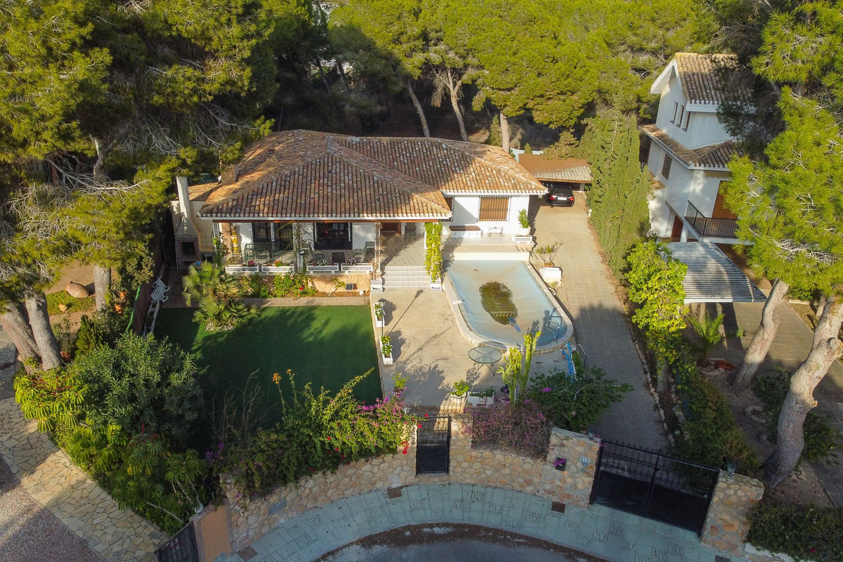 For sale - 6 Bedroom 4 Bathroom House - Detached Villa in Orihuela - Campoamor  - Alicante
