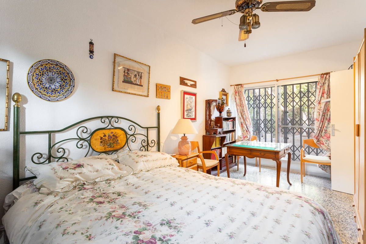 For sale - 6 Bedroom 4 Bathroom House - Detached Villa in Orihuela - Campoamor  - Alicante