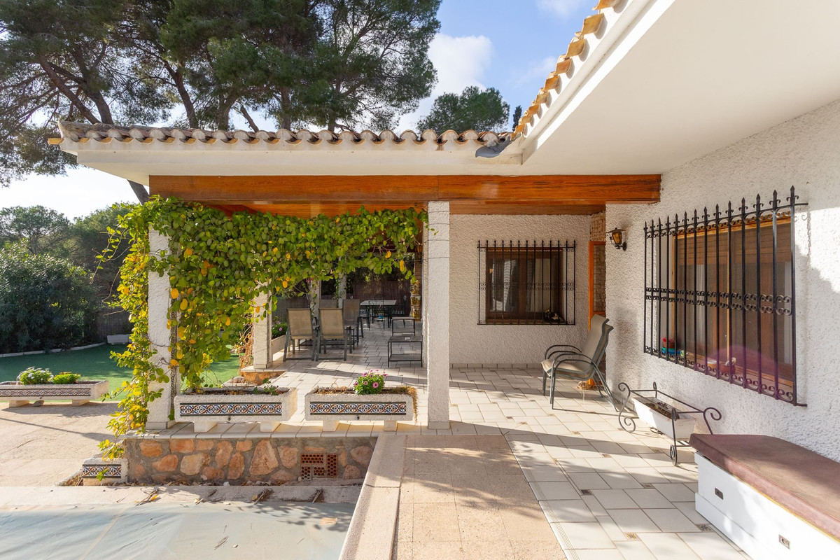 For sale - 6 Bedroom 4 Bathroom House - Detached Villa in Orihuela - Campoamor  - Alicante