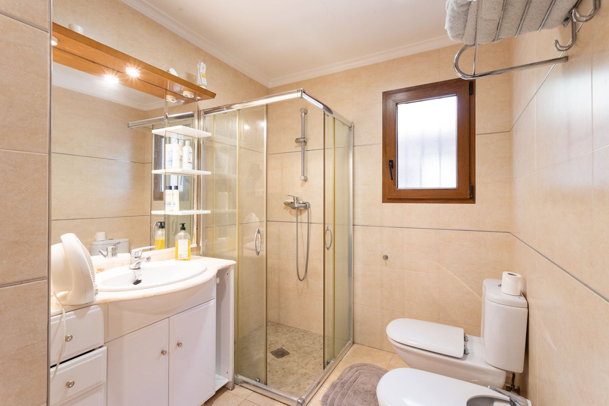 For sale - 6 Bedroom 4 Bathroom House - Detached Villa in Orihuela - Campoamor  - Alicante