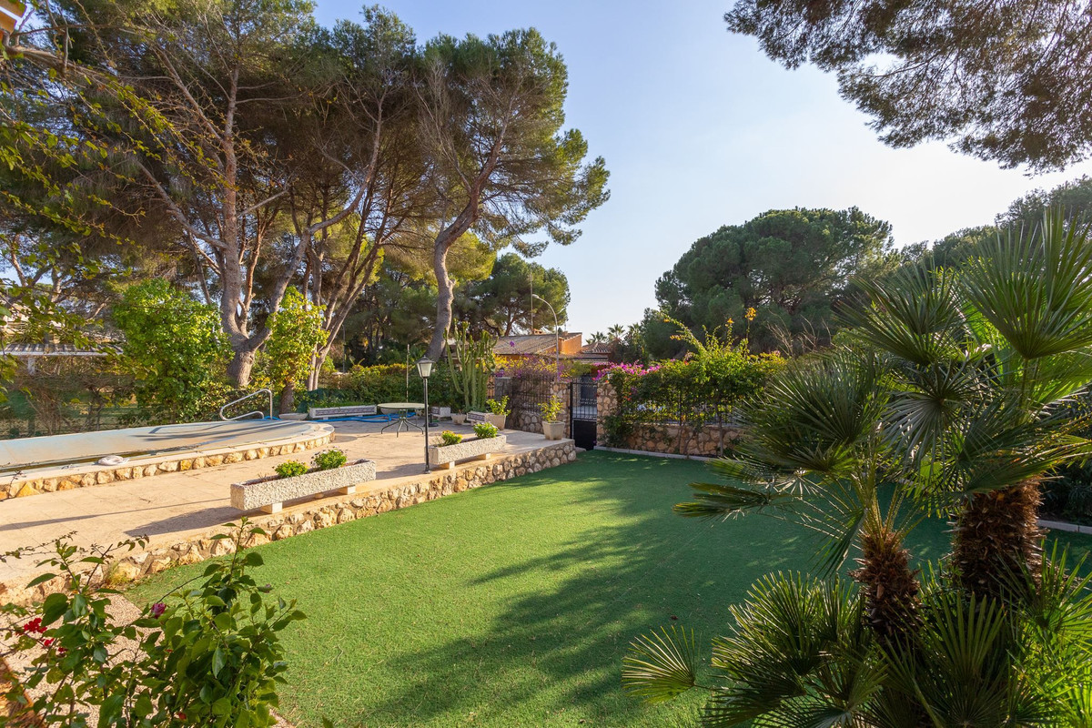 For sale - 6 Bedroom 4 Bathroom House - Detached Villa in Orihuela - Campoamor  - Alicante