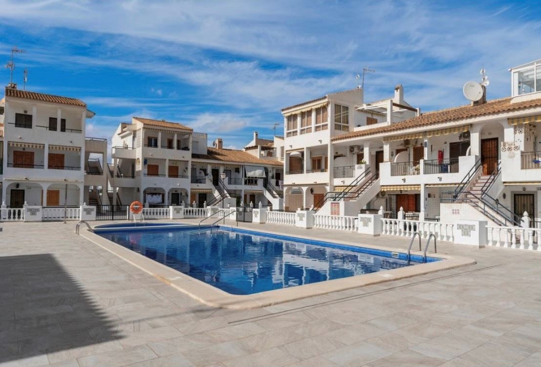For sale - 2 Bedroom 1 Bathroom Apartment - Middle Floor Apartment in Torrevieja - Torrevieja Centro  - Alicante
