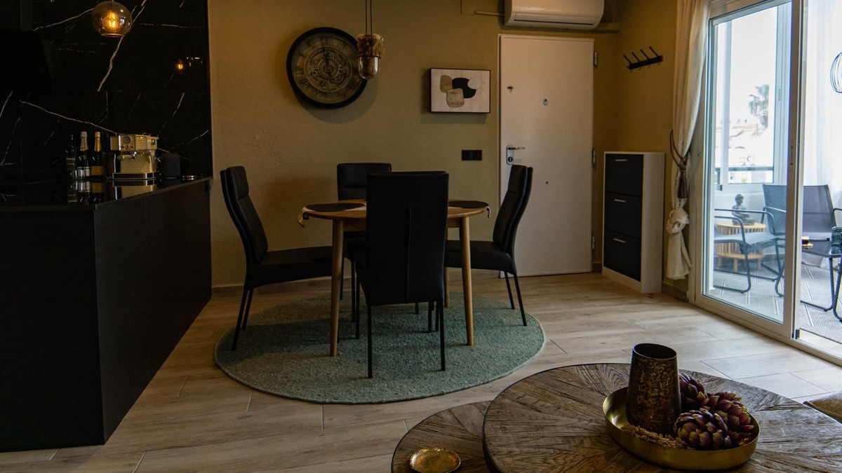 For sale - 2 Bedroom 1 Bathroom Apartment - Middle Floor Apartment in Torrevieja - Torrevieja Centro  - Alicante