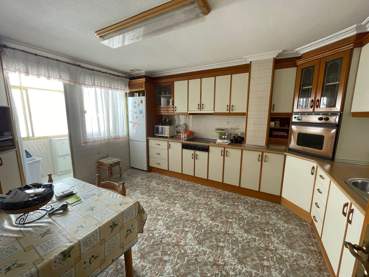 For sale - 4 Bedroom 2 Bathroom Apartment - Middle Floor Apartment in Torrevieja - Torrevieja Centro  - Alicante