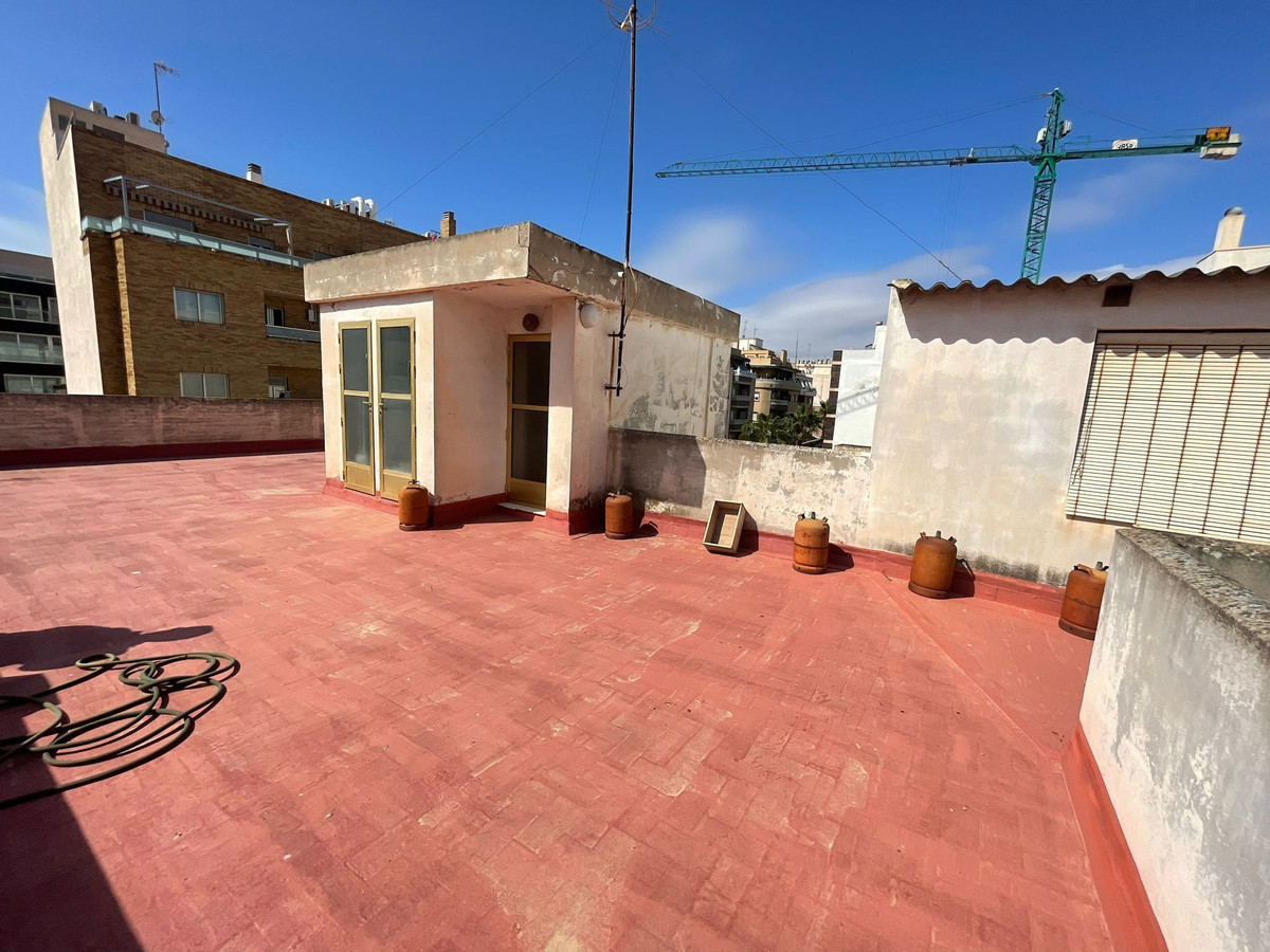 For sale - 4 Bedroom 2 Bathroom Apartment - Middle Floor Apartment in Torrevieja - Torrevieja Centro  - Alicante