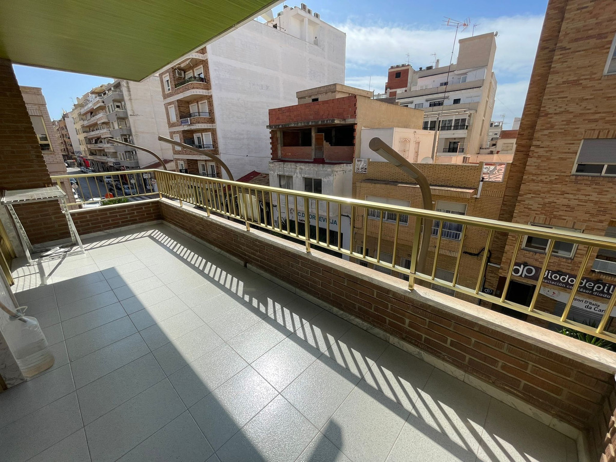 For sale - 4 Bedroom 2 Bathroom Apartment - Middle Floor Apartment in Torrevieja - Torrevieja Centro  - Alicante