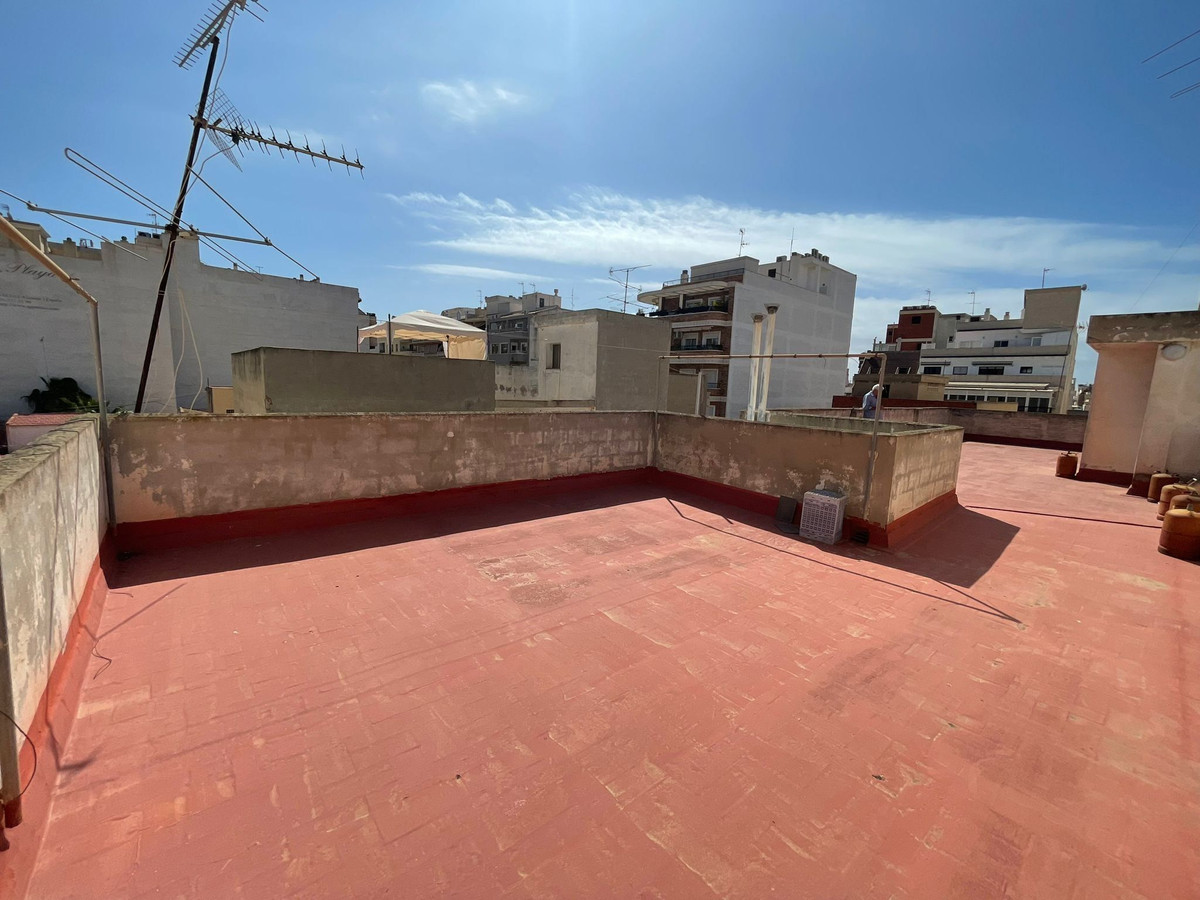For sale - 4 Bedroom 2 Bathroom Apartment - Middle Floor Apartment in Torrevieja - Torrevieja Centro  - Alicante