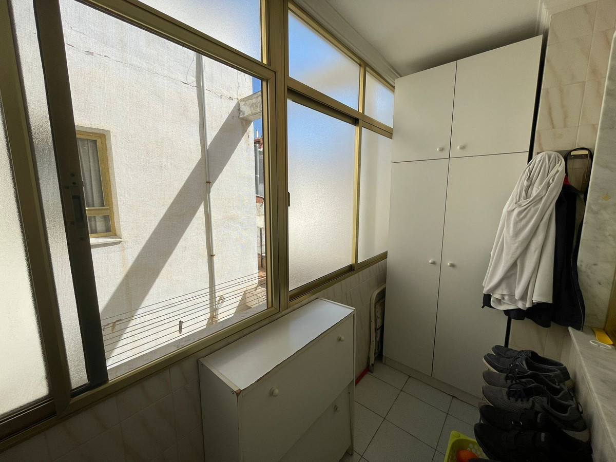 For sale - 4 Bedroom 2 Bathroom Apartment - Middle Floor Apartment in Torrevieja - Torrevieja Centro  - Alicante