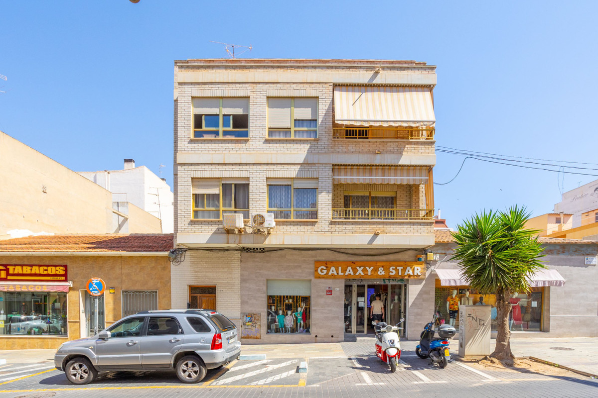 For sale - 4 Bedroom 2 Bathroom Apartment - Middle Floor Apartment in Torrevieja - Torrevieja Centro  - Alicante