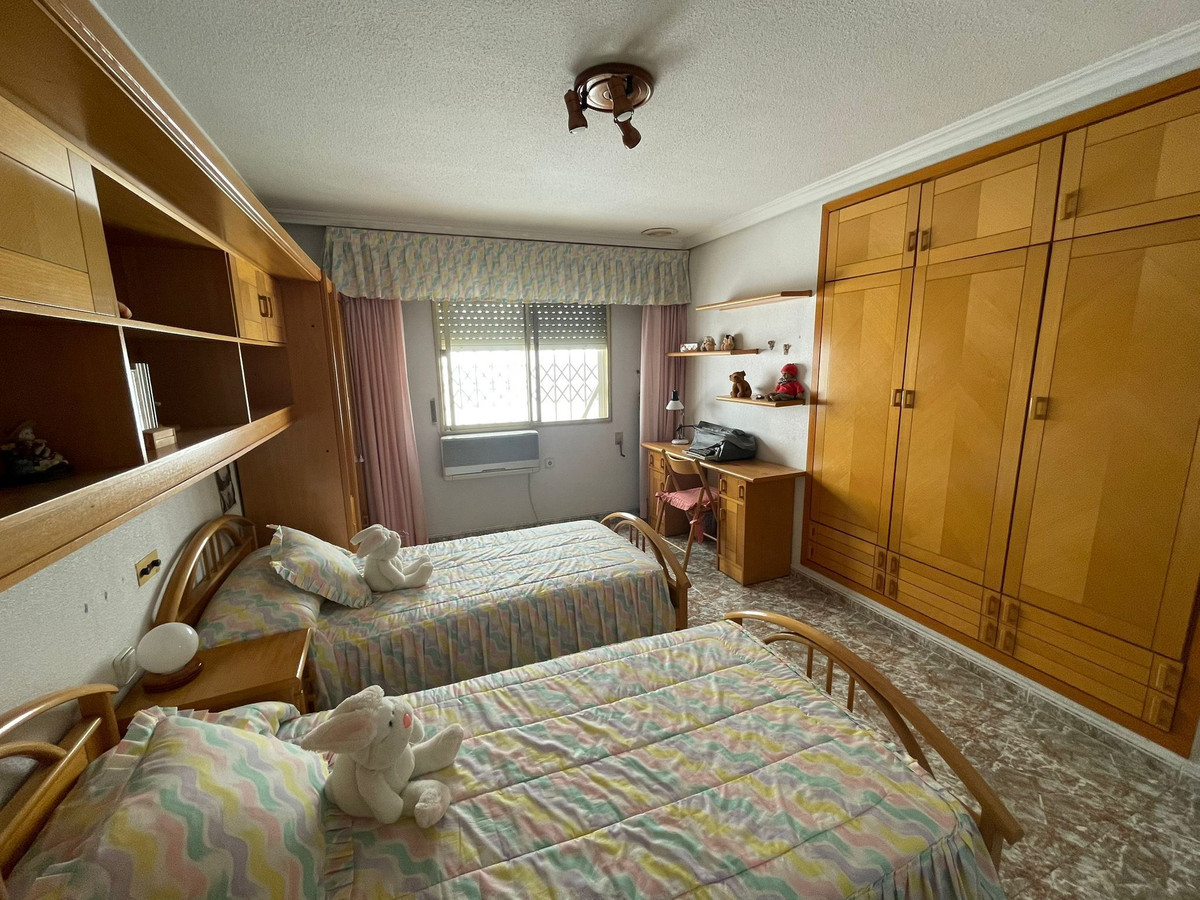 For sale - 4 Bedroom 2 Bathroom Apartment - Middle Floor Apartment in Torrevieja - Torrevieja Centro  - Alicante