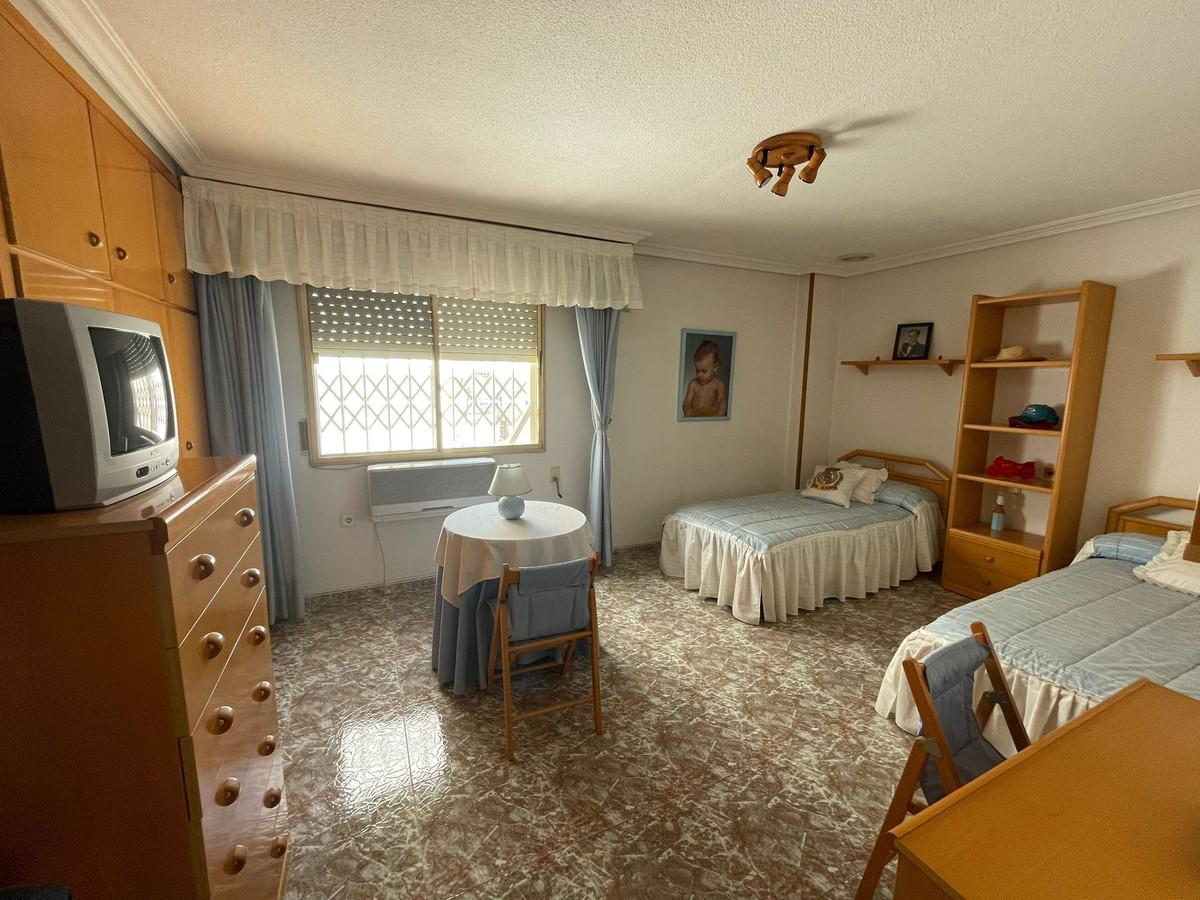 For sale - 4 Bedroom 2 Bathroom Apartment - Middle Floor Apartment in Torrevieja - Torrevieja Centro  - Alicante