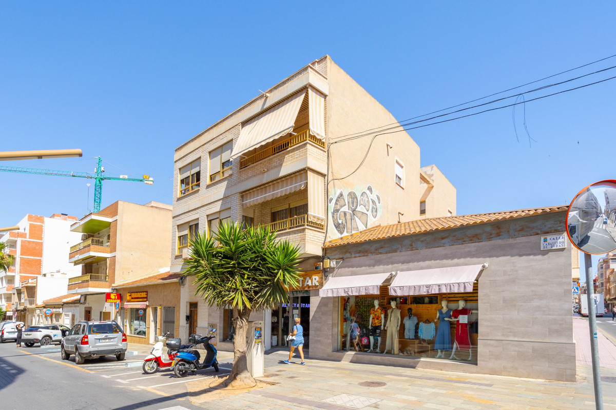 For sale - 4 Bedroom 2 Bathroom Apartment - Middle Floor Apartment in Torrevieja - Torrevieja Centro  - Alicante