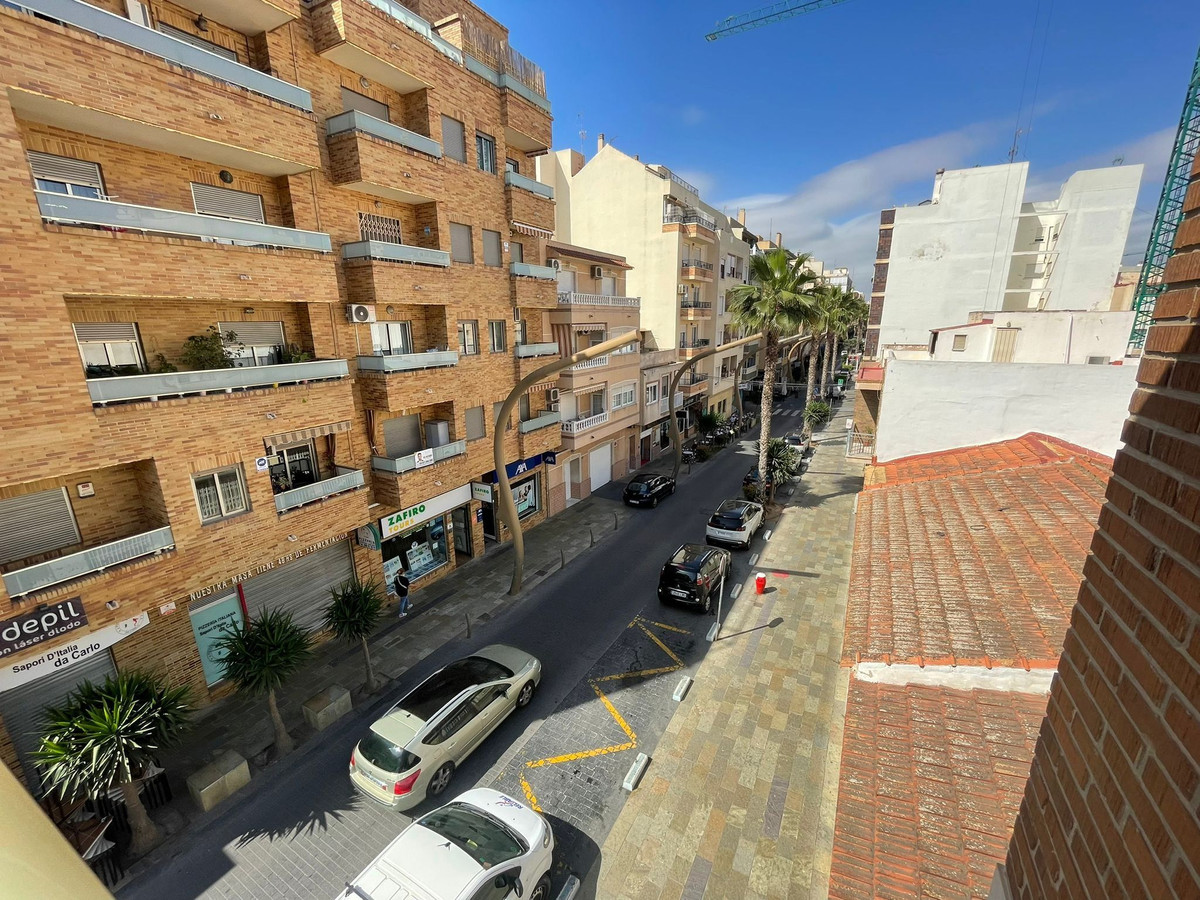 For sale - 4 Bedroom 2 Bathroom Apartment - Middle Floor Apartment in Torrevieja - Torrevieja Centro  - Alicante