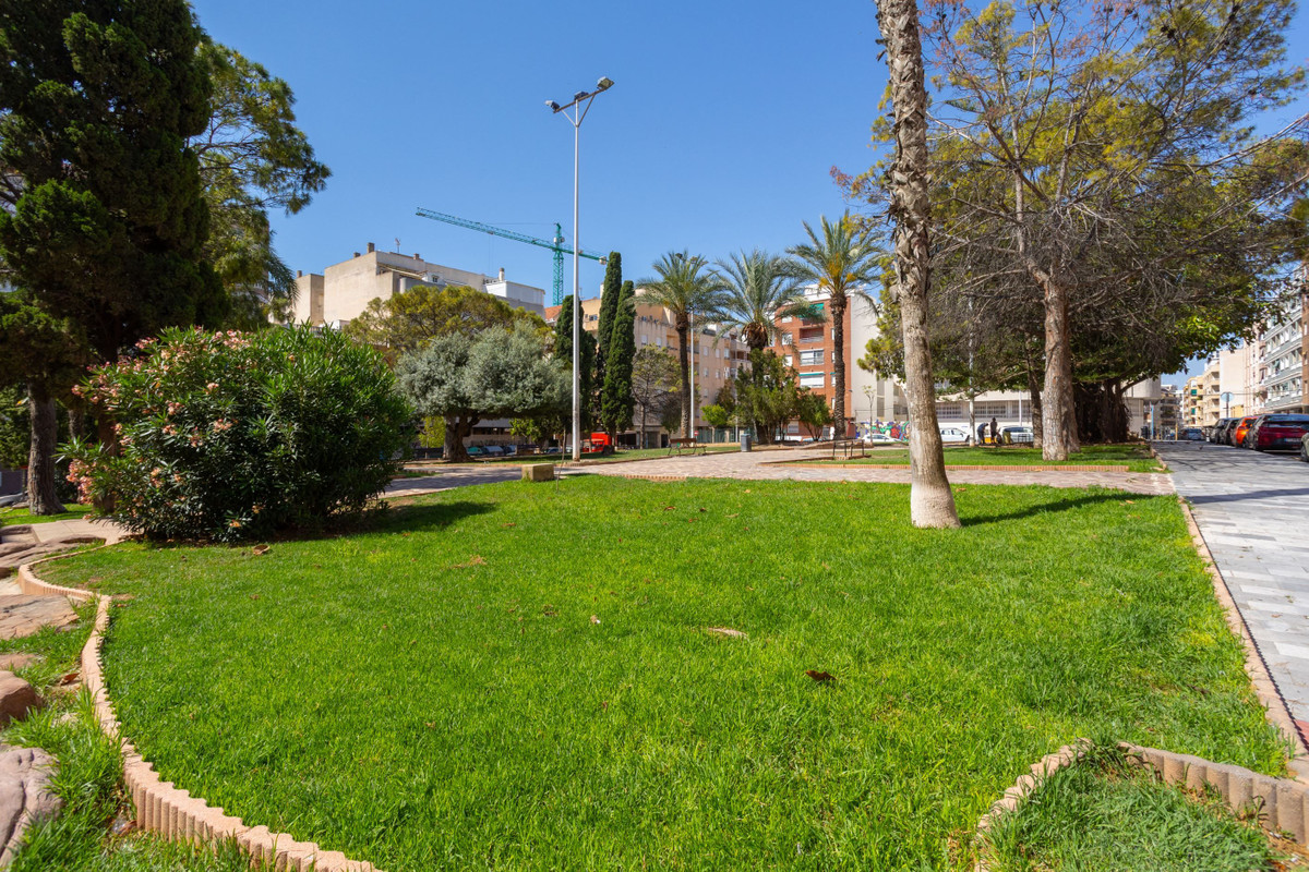 For sale - 4 Bedroom 2 Bathroom Apartment - Middle Floor Apartment in Torrevieja - Torrevieja Centro  - Alicante