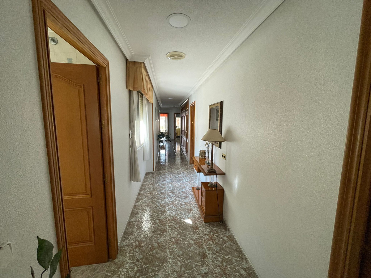 For sale - 4 Bedroom 2 Bathroom Apartment - Middle Floor Apartment in Torrevieja - Torrevieja Centro  - Alicante