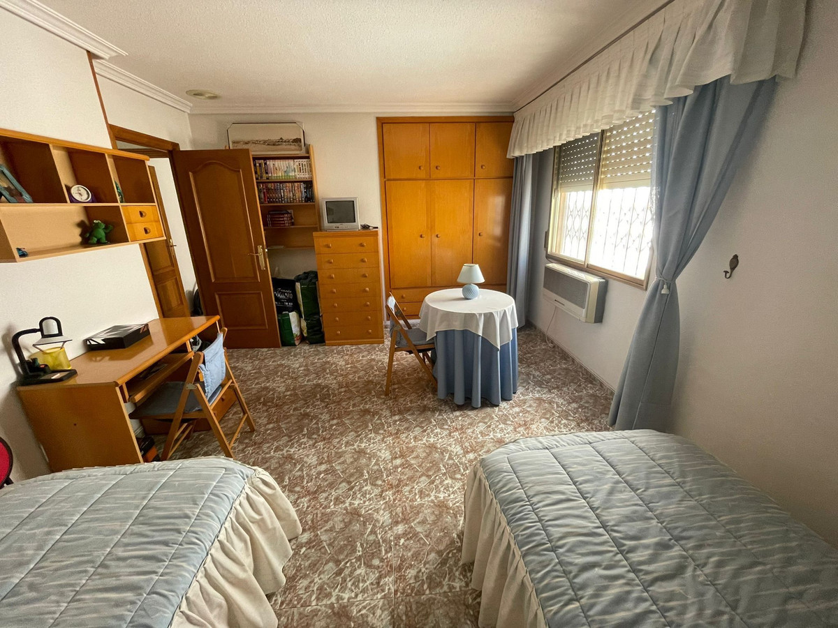 For sale - 4 Bedroom 2 Bathroom Apartment - Middle Floor Apartment in Torrevieja - Torrevieja Centro  - Alicante