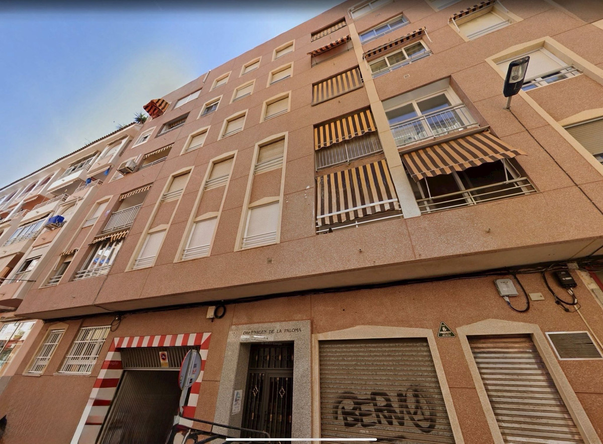 For sale - 3 Bedroom 2 Bathroom Apartment - Middle Floor Apartment in Torrevieja - Torrevieja Centro  - Alicante